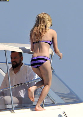 avril lavigne fap butt ass thong bikini Photo